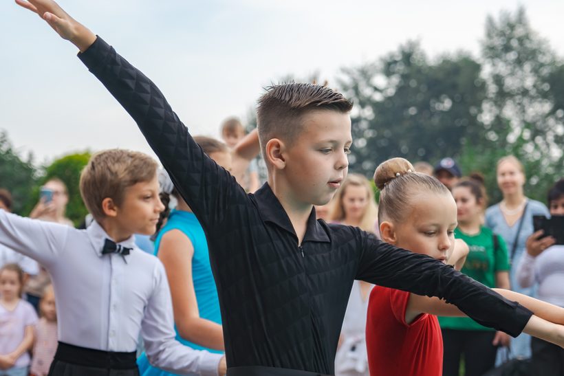 Мальчик и девочка танцуют бальные танцы