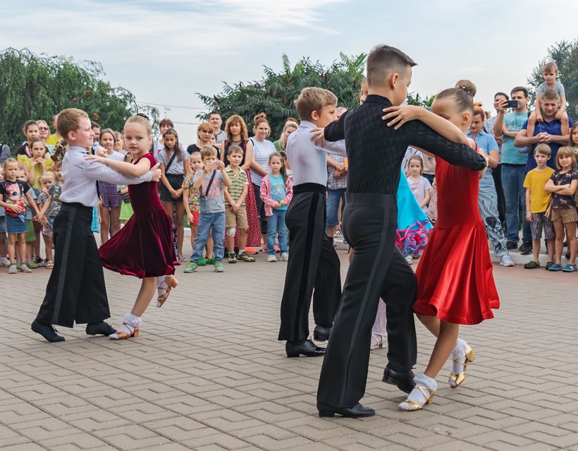 Девочки и мальчики занимаются танцами