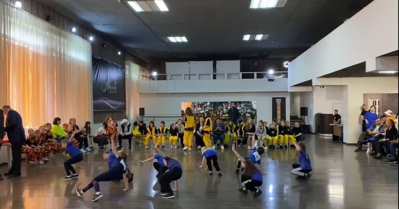 Дети на занятии современными танцами