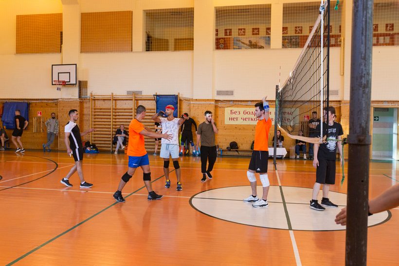 Игроки мужской любительской команды в зале во время матча