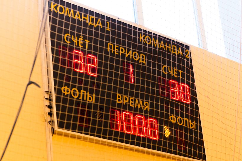 Игровой момент любительского волейбольного матча в зале